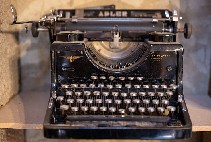 Die alten Maschinen sind aus Gusseisen und oft sehr schwer - © Harald Tittel/dpa