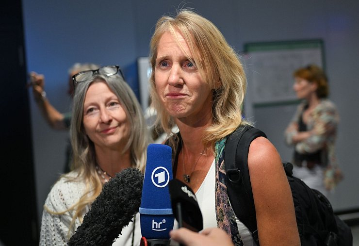 Kerstin (r.) und Carina berichteten von einer abenteuerlichen Reise nach Amman. - © Arne Dedert/dpa