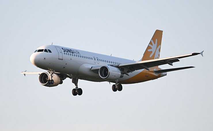 Der Sonderflieger landete am Mittwochabend in Frankfurt am Main. - © Arne Dedert/dpa