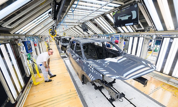 Im vergangenen Jahr verließen laut Betriebsrat 523.111 Fahrzeuge das Stammwerk. (Archivbild) - © Julian Stratenschulte/dpa