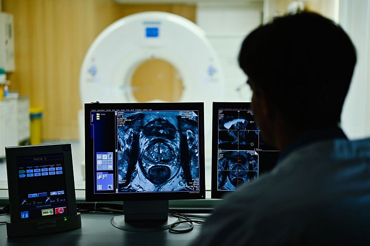 Nach dem Anfangsverdacht auf Prostatakrebs kommen im Verlauf einer Diagnostik auch bildgebende Verfahren zum Einsatz. (Archivbild) - © Uwe Anspach/dpa/dpa-tmn