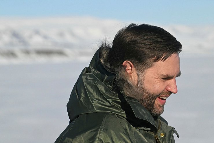 Vance teilt während seines Besuchs gegen Dänemark aus. - © Jim Watson/Pool AFP/AP/dpa