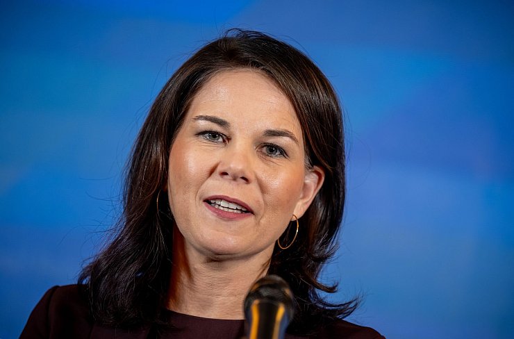 Alles, was dem Frieden in der Zukunft diene, werde man von deutscher Seite mit allen Kräften unterstützen, versprach Außenministerin Annalena Baerbock. - © Michael Kappeler/dpa