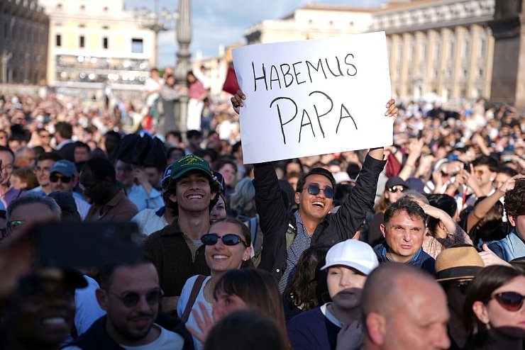 Jubel auf dem Petersplatz. - © Emilio Morenatti/AP/dpa