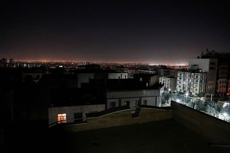 Ein Blick auf die iranische Hauptstadt Teheran am frühen Samstag. - © Vahid Salemi/AP