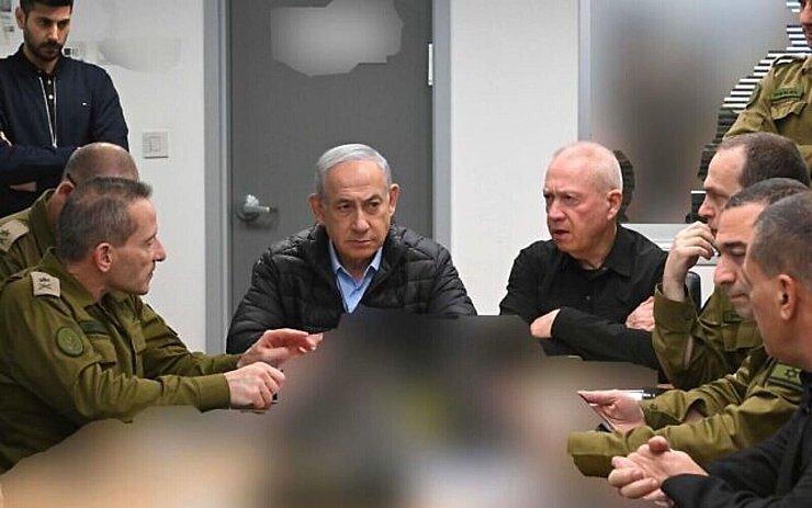 Israels Ministerpräsident Benjamin Netanjahu (M.l) bei einer Lagebesprechung mit der Militärführung. - © -/Israel Mod/Xinhua/dpa