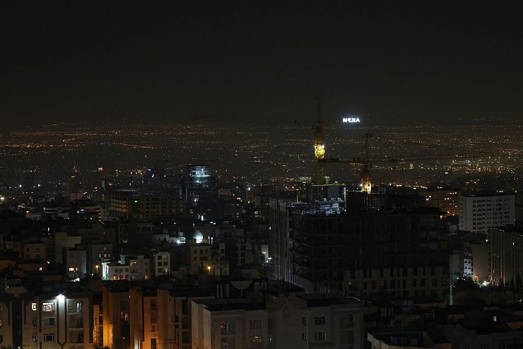 Ein Blick auf die iranische Hauptstadt Teheran am frühen Samstag. - © Vahid Salemi/AP