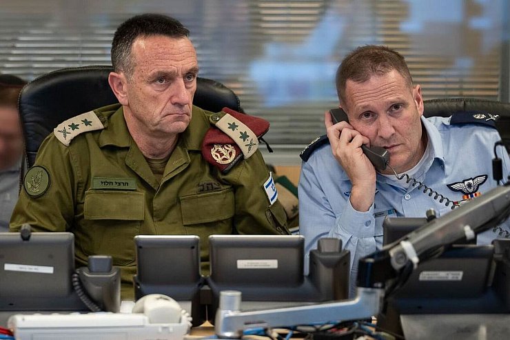 Generalstabschef Herzi Halevi (l) befiehlt zusammen mit dem Kommandanten der israelischen Luftwaffe, Generalmajor Tomer Bar (r), den Angriff auf den Iran. - © -/Israel Mod/ZUMA Press Wire/dpa