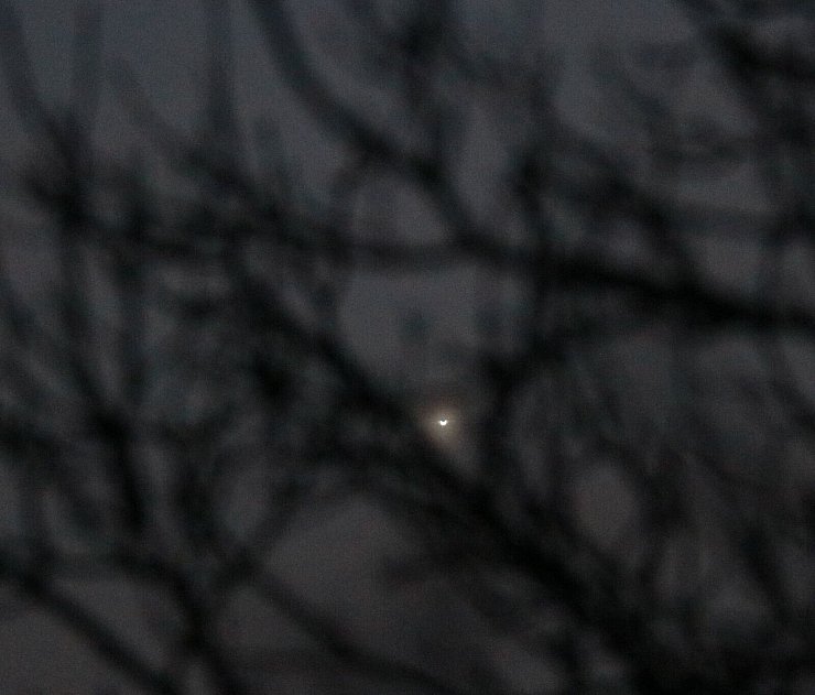 Mit einem 300mm-Zoomobjektiv sieht die Venus derzeit so aus. - © Uwe Pilz/-/dpa