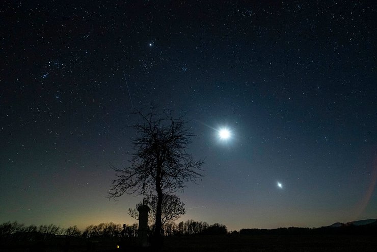 So sah der Abendhimmel Anfang März aus: Links der Jupiter, in der Mitte der Mond und rechts die Venus. (Archivbild) - © Peter Komka/MTI/AP/dpa