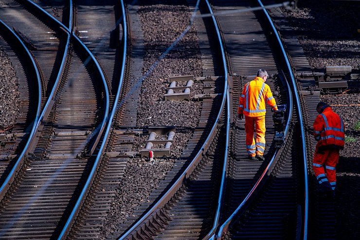 Das Schienennetz der Deutschen Bahn ist marode. Hoch belastete Strecken sollen in den kommenden Jahren grundlegend saniert werden. Das ist teuer. - © Jens Büttner/dpa