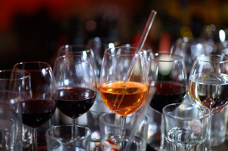 Alkoholkonsum kann zu Leberkrebs beitragen. - © Robert Michael/dpa