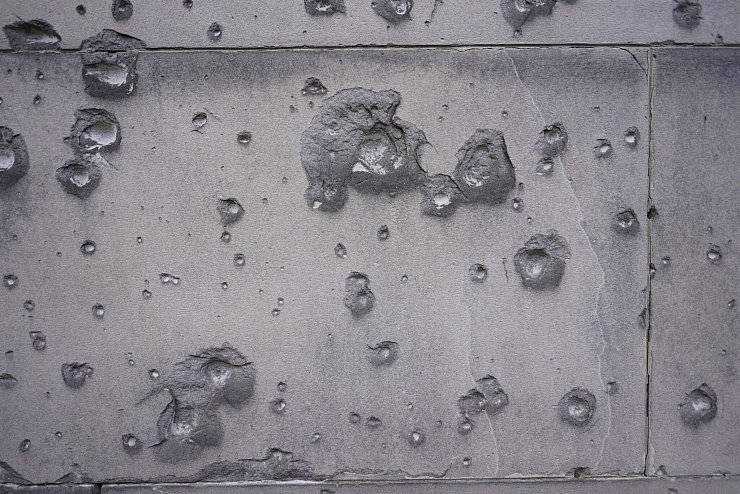 Kriegsspuren sind in Berlin bis heute zu sehen. (Archivbild) - © Jörg Carstensen/dpa