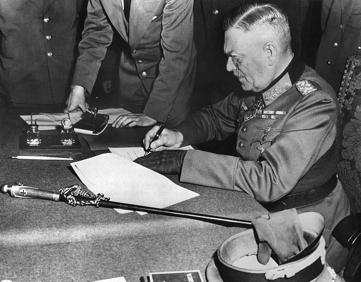 Der Oberkommandierende der Wehrmacht unterschreibt die Kapitulationserklärung kurz nach Mitternacht am 9. Mai 1945. Sie gilt rückwirkend ab 8. Mai. (Archivbild) - © dpa