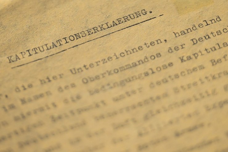 Die Kapitulationserklärung Deutschlands im Zweiten Weltkrieg. (Archivbild) - © Sebastian Christoph Gollnow/dpa