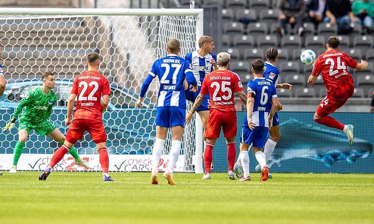 Kownacki reagiert schneller als die Hertha-Verteidiger. - © Andreas Gora/dpa