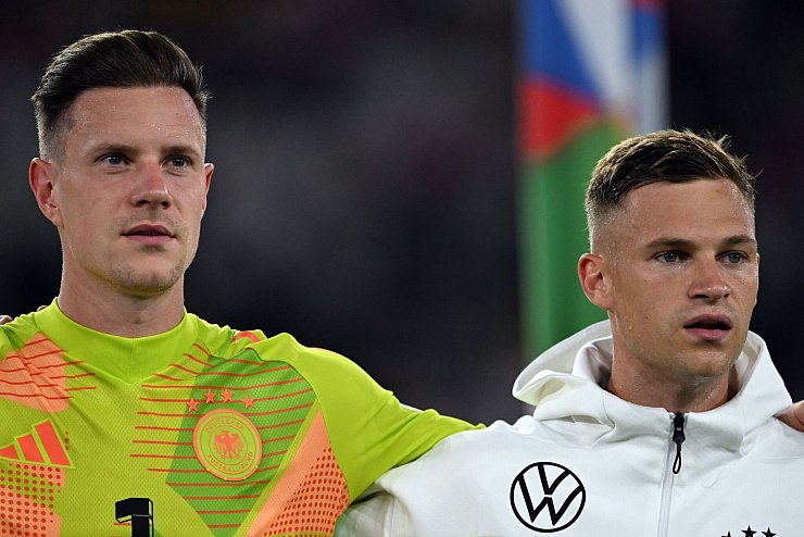 Joshua Kimmich (r) bedauert den Ausfall von Torwart Marc-André ter Stegen sehr. - © Federico Gambarini/dpa