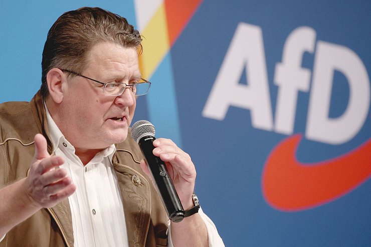 AfD-Vize Stephan Brandner kündigt mögliche juristische Schritte an, um die Sondersitzungen des Bundestags zu stoppen. - © Karl-Josef Hildenbrand/dpa