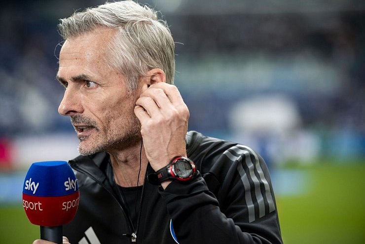Noch keinen Erfolg mit Schalke: Trainer van Wonderen. - © Fabian Strauch/dpa