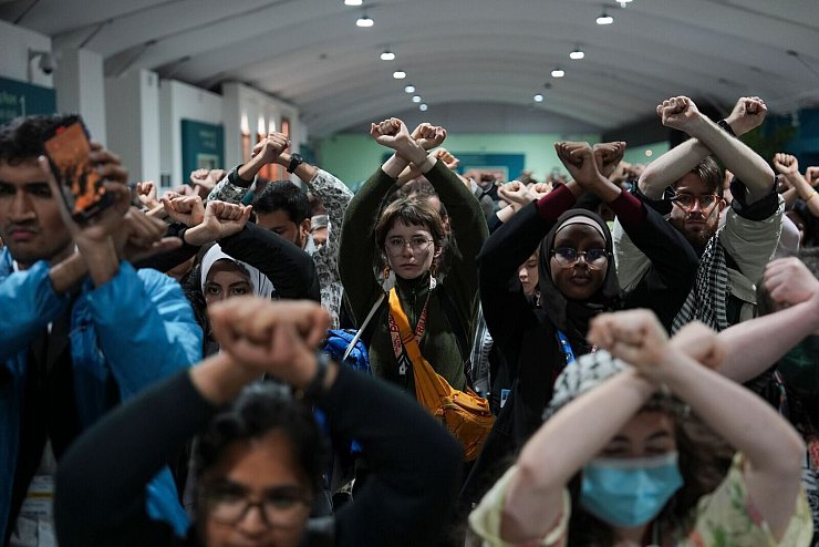 Aktivisten demonstrieren schweigend gegen den Entwurf eines Abkommens zur Eindämmung des Klimawandels auf dem UN-Klimagipfel. - © Joshua A. Bickel/AP