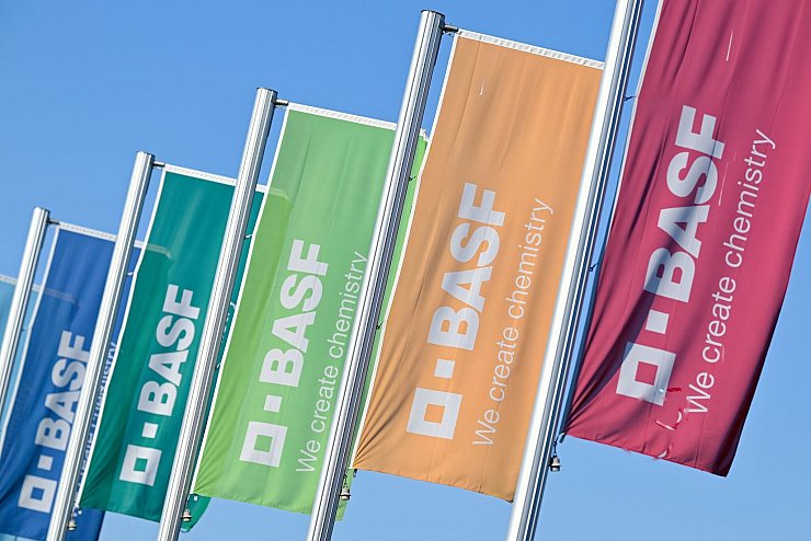 Der Chemieriese hat seine Jahresziele angepasst. (Archivbild) - © Uwe Anspach/dpa