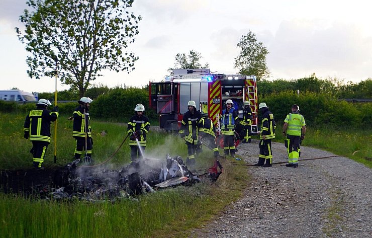 Abseits der Autobahn wurde das Autowrack gelöscht. - © Reinert/swd-medien /dpa