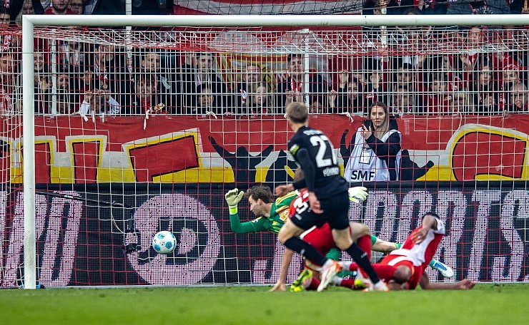 Das 4:3 reichte dem VfB nicht. - © Andreas Gora/dpa