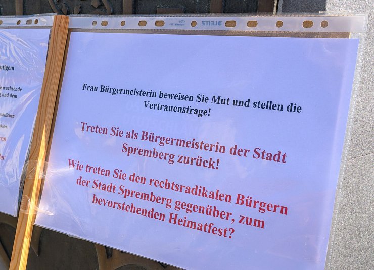 Bei einer kleinen Demonstration auf dem Marktplatz werden Rücktrittsforderungen gegen die Bürgermeisterin geäußert. - © Patrick Pleul/dpa