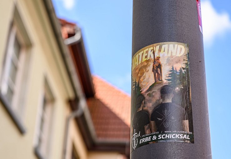 Rechte Aufkleber findet man an vielen Orten in Spremberg. - © Patrick Pleul/dpa