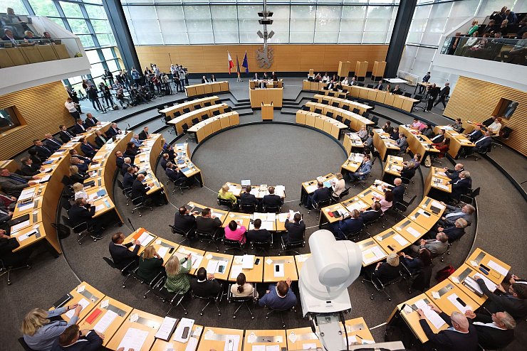 Die konstituierende Sitzung des Landtags wurde mehrfach unterbrochen. - © Bodo Schackow/dpa