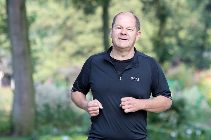 Joggt und rudert gerne: Kanzler Olaf Scholz. - © Bodo Marks/dpa/Archiv