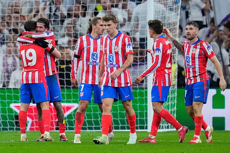 Die Spieler von Atlético Madrid jubeln über das Tor zum 1:1. - © Manu Fernandez/AP/dpa