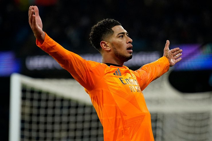 Jude Bellingham traf zum 3:2-Sieg von Real Madrid bei Manchester City. - © Dave Thompson/AP/dpa