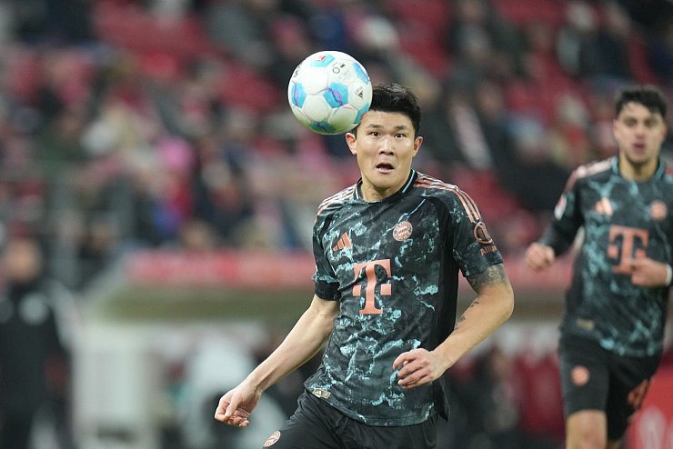 Die Bayern-Defensive um Min-Jae Kim wirkte in Mainz anfällig. - © Thomas Frey/dpa