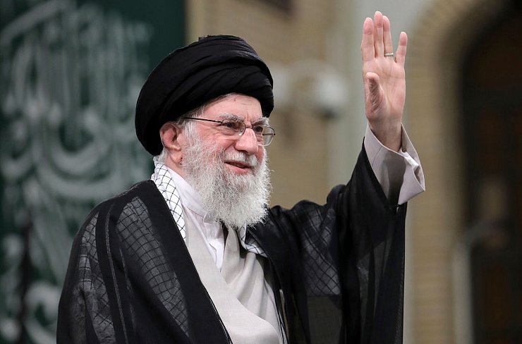 Die USA haben Irans Religionsführer Ajatollah Ali Chamenei vor einem erneuten Angriff auf Israel gewarnt. - © Uncredited/Büro des iranischen Obersten Führers via AP/dpa