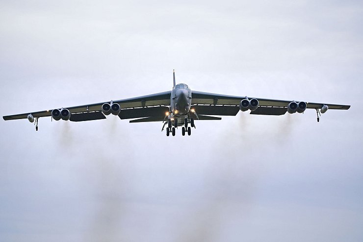 Die USA haben Langstreckenbomber in den Nahen Osten verlegt. (Archivbild) - © Ben Birchall/PA Wire/dpa