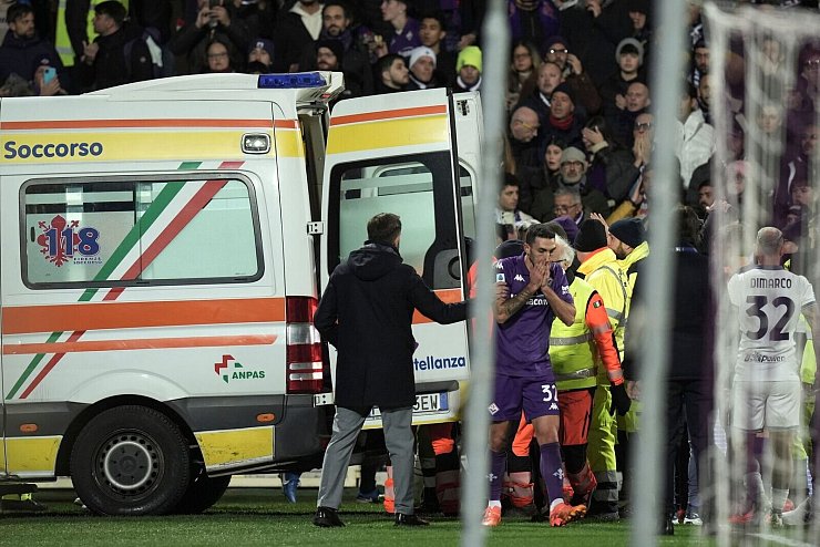 Ein Krankenwagen bringt Eduardo Bove vom Feld weg. - © Massimo Paolone/LaPresse/AP/dpa