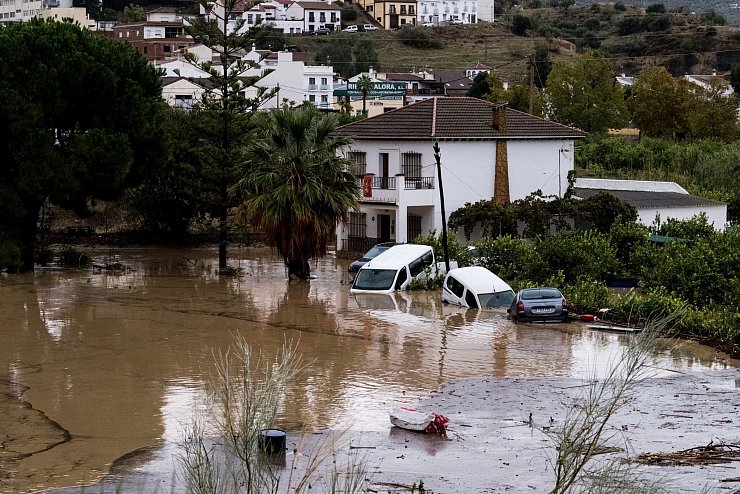 In Álora unweit von Málaga, wo auch diese Autos Schaden nahmen, geriet ein Schnellzug aus den Gleisen. - © Gregorio Marrero/AP