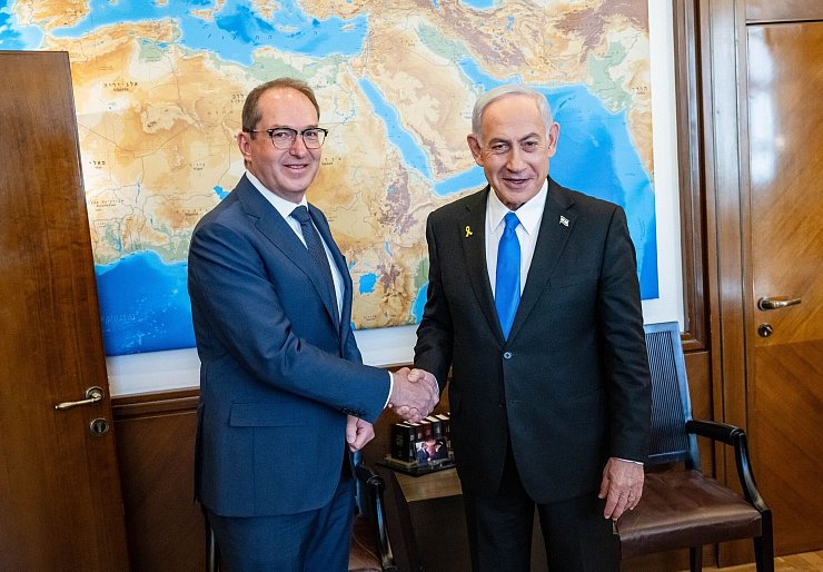 Innenminister Dobrindt stellt sich hinter die Angriffe Israels auf die iranischen Atomanlagen - © Jens Oellermann/BMI/dpa