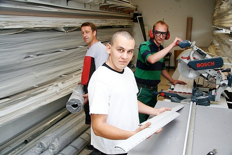 Strukturierter Alltag: Alex, Marik und Wladislaw (von links) leben in der Wohngemeinschaft der Gefährdetenhilfe im Blomberger Nederlandpark. 