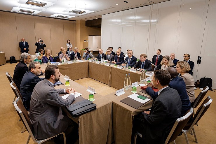 Die Außenminister von Deutschland, Frankreich und Großbritannien verhandeln in Genf mit ihrem iranischen Kollegen Abbas Araghtschi über eine diplomatische Lösung im Atomkonflikt mit Teheran. - © Thomas Trutschel/Photothek Media Lab/dpa