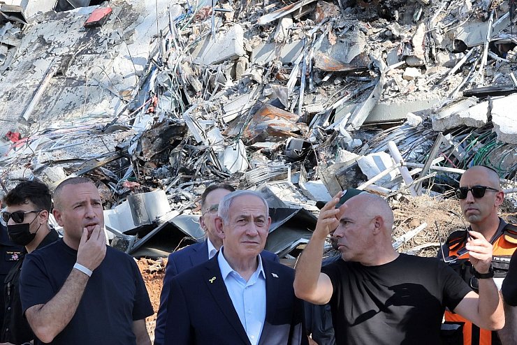 Israels Ministerpräsident Benjamin Netanjahu äußert sich zu den anhaltenden Raketenangriffen aus dem Iran - © Jack Guez/POOL AFP via AP/dpa