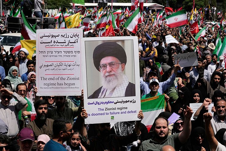 In Teheran wird gegen die israelischen Angriffe protestiert. - © Vahid Salemi/AP/dpa