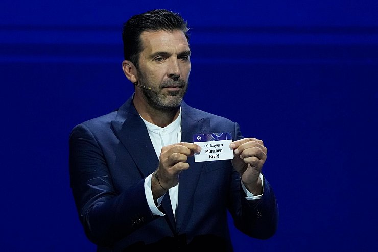 Die Bayern treffen auf ihren einstigen Titeltrainer Hansi Flick - © Gregorio Borgia/AP