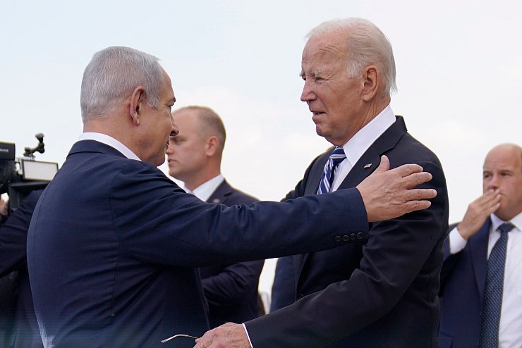 Ministerpräsident Benjamin Netanjahu (l) empfängt US-Präsident Joe Biden auf dem internationalen Flughafen Ben Gurion. - © Evan Vucci/AP/dpa