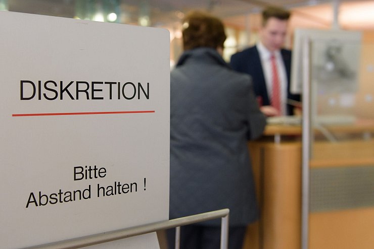 Kundenberatung in der Bankfiliale: Manchmal ist der persönliche Kontakt wichtig, viele früher typische Aufgaben von Bankkaufleuten gehören aber vielleicht bald der Vergangenheit an. - © Candy Welz/dpa-tmn