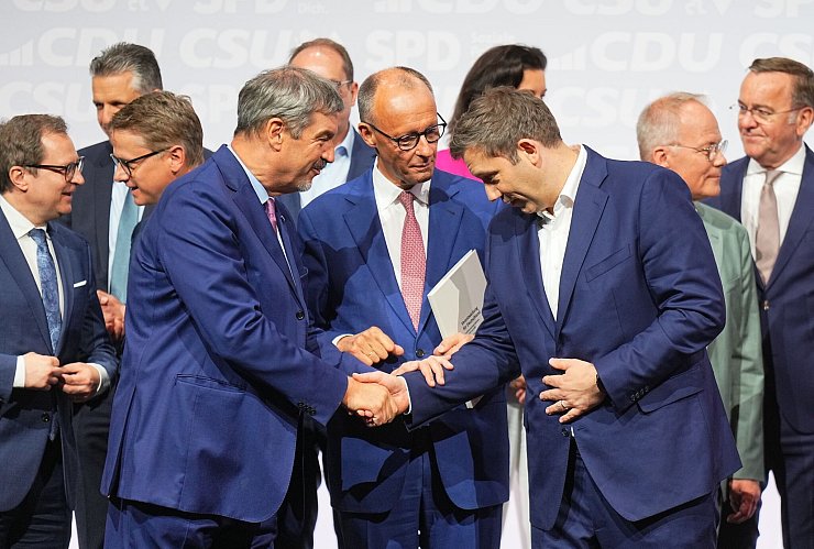 In ihrem Koalitionsvertrag haben sich CDU, CSU und SPD darauf geeinigt, die Einbürgerung für besonders gut integrierte Menschen nach drei Jahren wieder abzuschaffen. (Archivfoto) - © Michael Kappeler/dpa