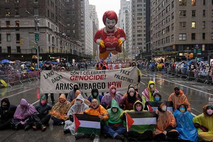 Propalästinensische Demonstranten nutzen die populäre Parade - © Julia Demaree Nikhinson/AP