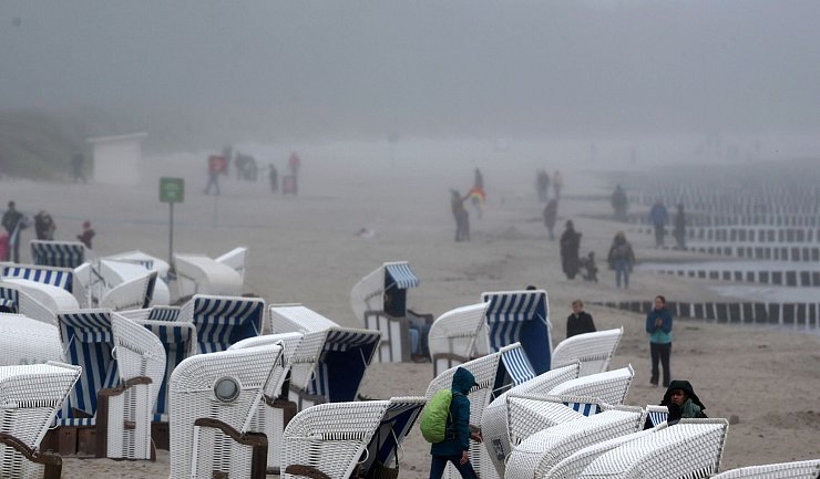 Einen Strandurlaub stellen sich Spanier entschieden anders vor. (Archivbild) - © Bernd Wüstneck/dpa