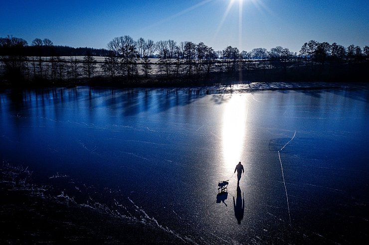 Noch ist es frostig, doch es nähert sich eine Warmfront. - © Jens Büttner/dpa